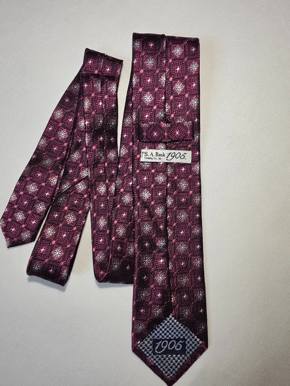 JoS. A. Bank 1905 Collection Burgundy Tie Geometric Medallion SILK